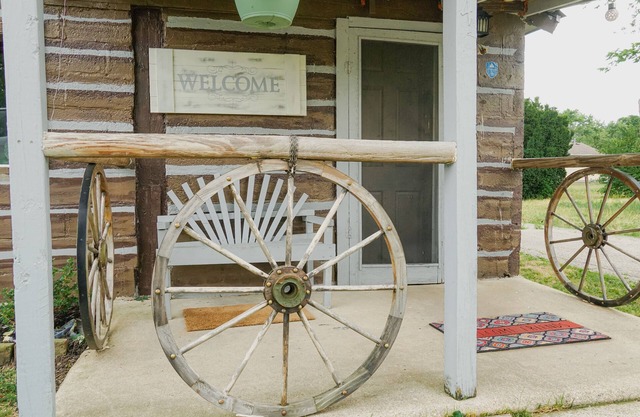 Wolf's Cabin Near Historic Downtown Noblesville