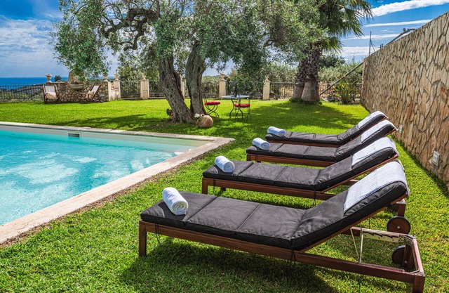 Wonderful ancient property surrounded by greenery with pool, 5 km from the beach