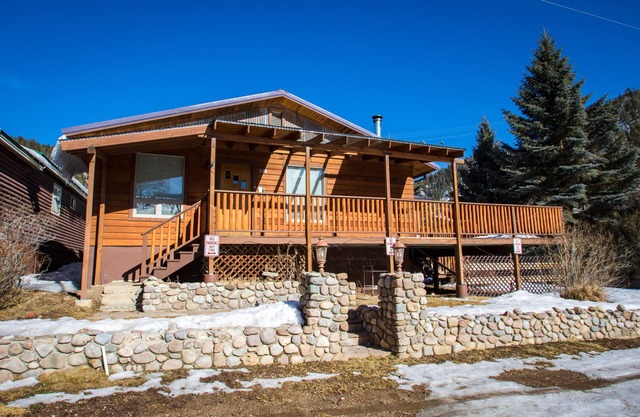 Wonderful, family friendly 5 Bedroom Cabin in Downtown Red River!
