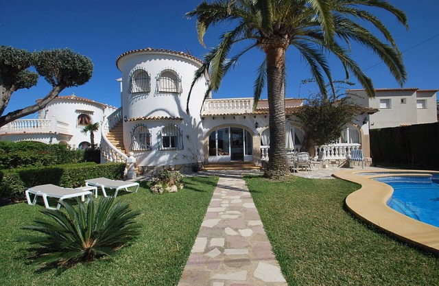 Wonderful holiday home near to the beach with private pool, air condition, inter