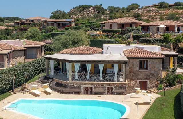 Wonderful luxury villa with pool and big garden overlooking the sea!