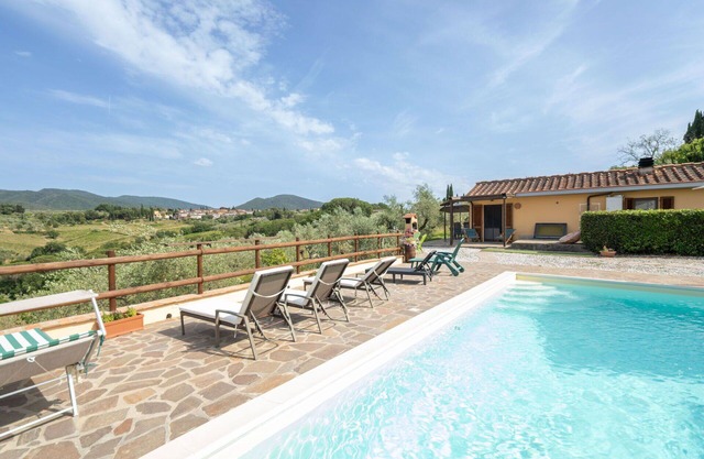 Wonderful private villa with WIFI, hot tub, private pool, TV, pets allowed, panoramic view, parking
