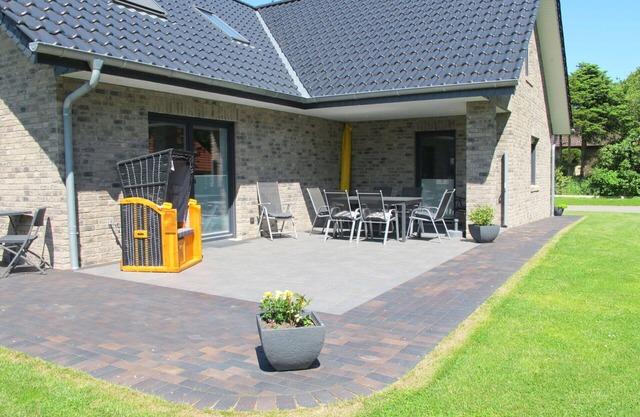 Wonderful private villa for 10 people with hot tub, WIFI, TV, patio and parking