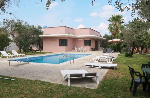 Wonderful private villa for 6 guests with A/C, private pool, WIFI, TV, terrace and pets allowed