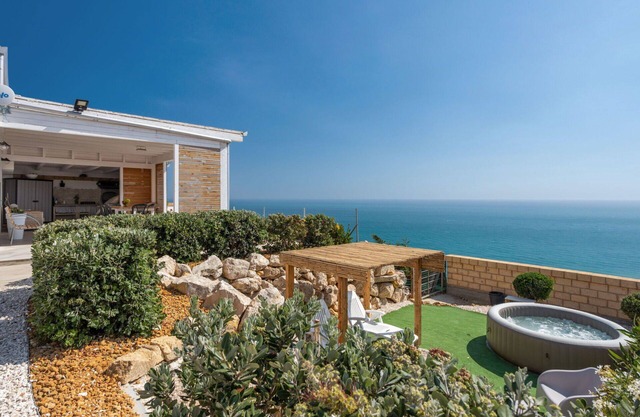 Wonderful private villa for 6 guests with WIFI, A/C, TV, terrace, pets allowed and panoramic view