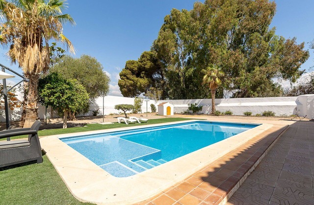 Wonderful private villa for 12 guests with WIFI, private pool, TV, patio and parking