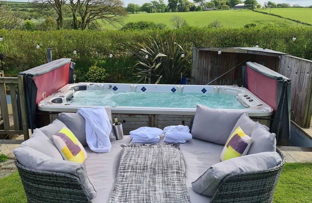Wonderful private villa for 4 guests with WIFI, hot tub, TV, patio and panoramic view