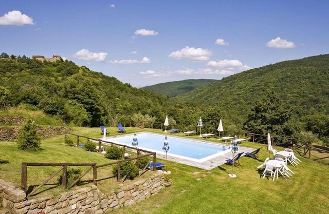 Wonderful private villa for 10 guests with WIFI, private pool, TV and parking, close to Cortona