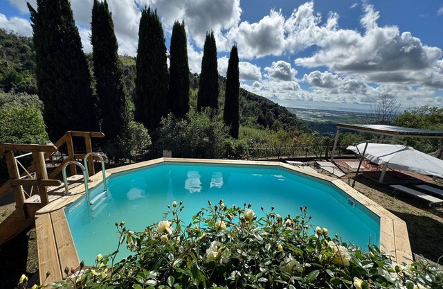Wonderful villa with WIFI, private pool, TV, terrace and panoramic view, close to Lucca