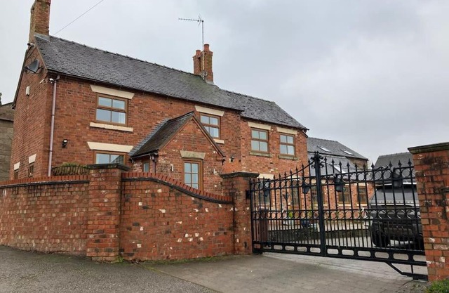 Woodbine Cottage-PART OF ALTON COTTAGES