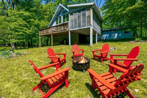 Wooded Chalet w Hot Tub & Indoor Pool, Gym Access