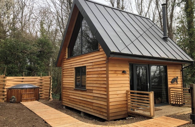 Woodland Cabin Retreat in Alfriston - hot tub