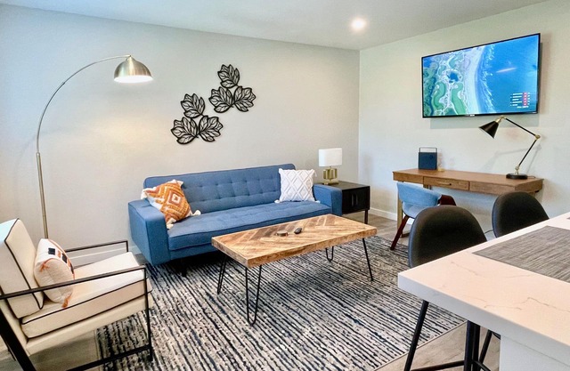 Work Here Walk+Shop+Dine Downtown King Bed Remodeled Kitchen Top Floor