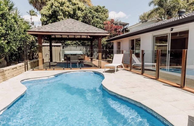 'Wrigley House' - Pool, Jacuzzi, Dog Friendly