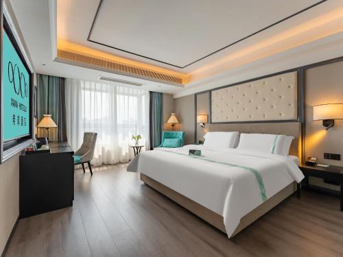 XANA Hotel Qionghai Municipal Government High-speed Railway Station