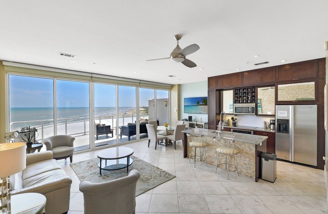 XL Terrace, Lazy River, I/O Pools, Game Room, Spa, Beach, Luxury 2/2 Penthouse!