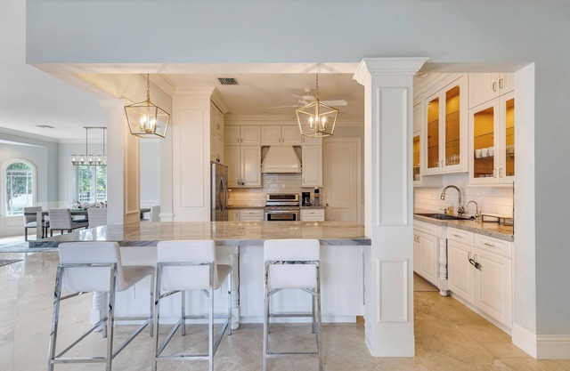 XMAS Available, Deckland Beach House, 2 mins to the Beach. Family Pool Home!