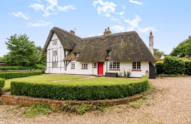 Yew Tree Cottage- Sleeps 12, Garden & Pet-Friendly