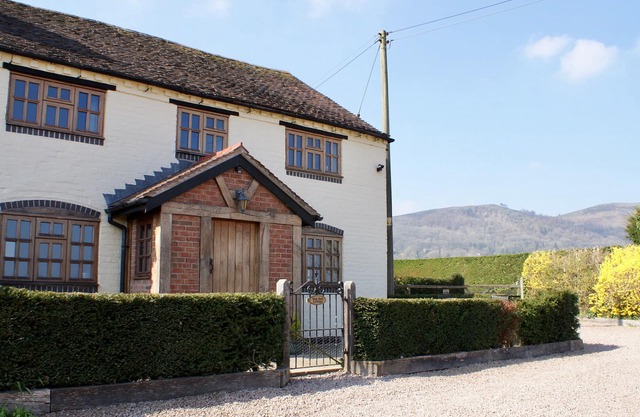 YEW TREE COTTAGE, pet friendly, character holiday cottage in Malvern