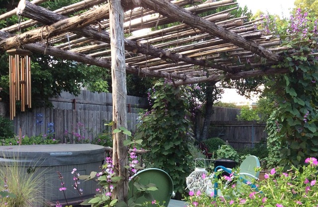 Yo Haus-in Historic District -1 1/2 blocks off W Main-hot tub-screened in porch