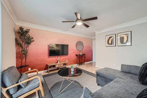 Your Chill 2B Getaway - 10min to DTWN - W/D, Pool, Prkg