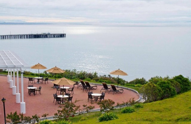 Your Home Away From Home! 2 Comfortable Units, Free Parking, Onsite Pool