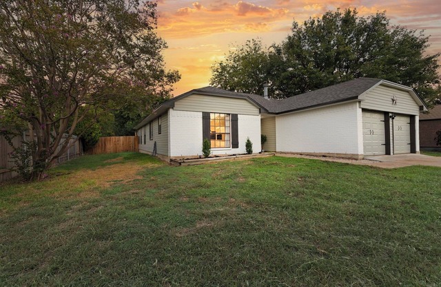 Your House! King Bed 65' TV, Near Kalahari, Local Host + Large Deck