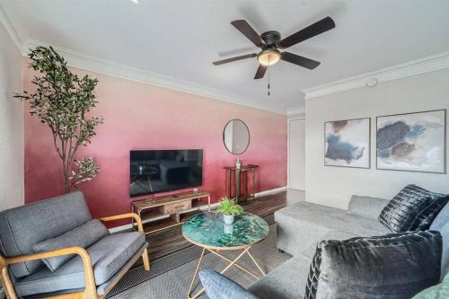 Your Modern 2B Getaway - W/D, Pool, Prkg - 10min to DTWN