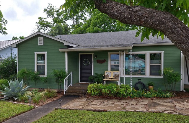 Your perfectly charming get-away in the center of the Texas Wine Country!