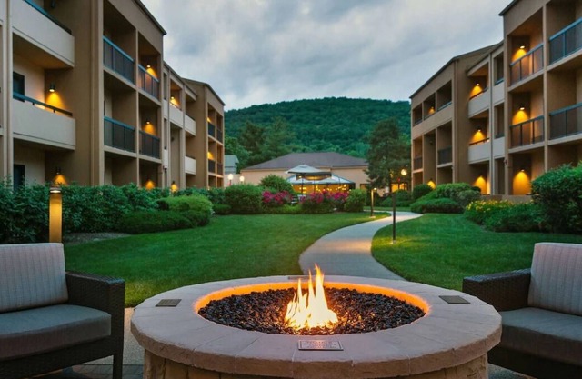 Your Relaxing Getaway Awaits! Free Parking, Onsite Pool, Pets Allowed
