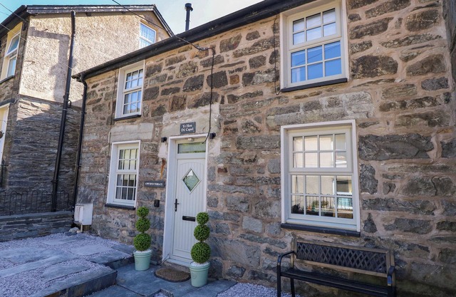 YR HEN DY CAPEL, pet friendly, with open fire in Blaenau Ffestiniog