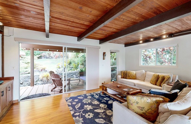 Zen home with fast WiFi, washer/dryer, koi pond & large lanai