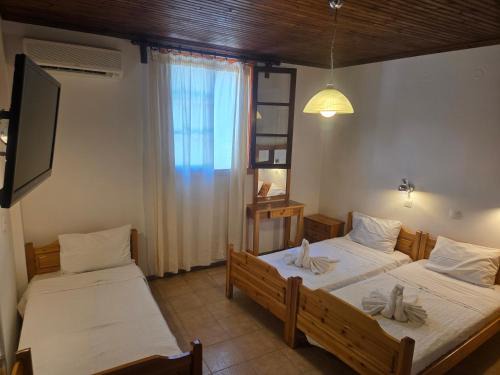 Zeus room 3 beds