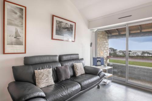 Saint-Gildas-de-Rhuys Apartment | Cozy Oceanfront Apartment Steps from the Beach for Families