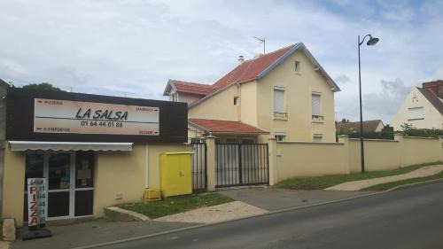 Thieux Bed & Breakfast | Convenient Stay Just 7 Minutes from CDG Airport