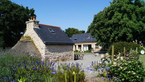 Pommerit-le-Vicomte Bed & Breakfast | Experience À L'orée Du Bois: Family-Friendly Retreat with Pool