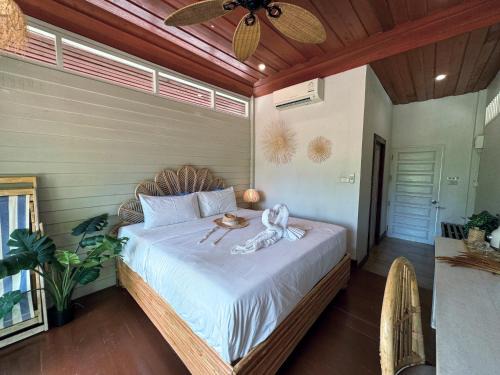 Ko Kood Bed & Breakfast | Inviting À La Koh Kood Resort with Oceanfront Amenities