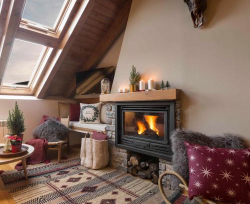 Alt Aneu Apartment | Rustic Luxury Retreat with Hot Tub in Esterri d'Àneu