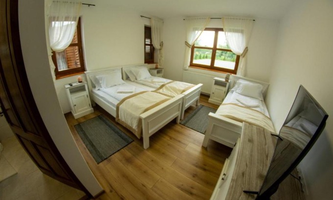 Bisericani Bed & Breakfast | Family-Friendly Átalvetős Agropanzió with Pool Access