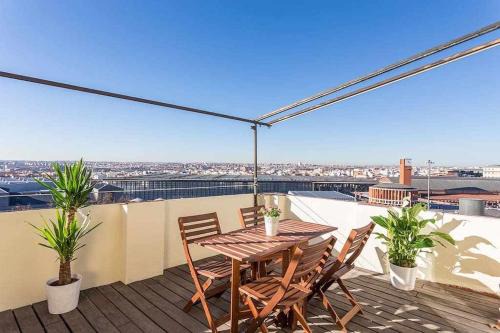 Pacifico Apartment | Bright Central Penthouse with Pet-Friendly Amenities
