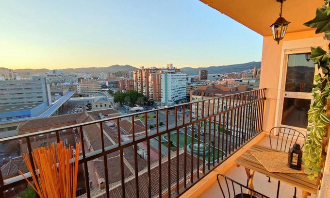 Explanada de la Estacion Apartment | Central Málaga Retreat with Family-Friendly Amenities