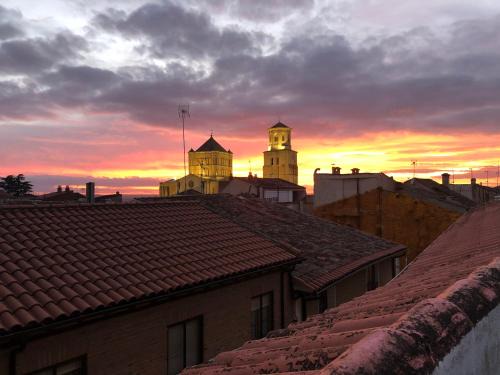 Toro Apartment | Inviting Ático in Plaza de Toro with Garage & Pet-Friendly