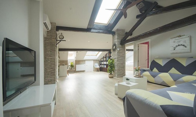 Tudela Apartment | Discover Ático La Mejana: Family-Friendly with Hot Tub