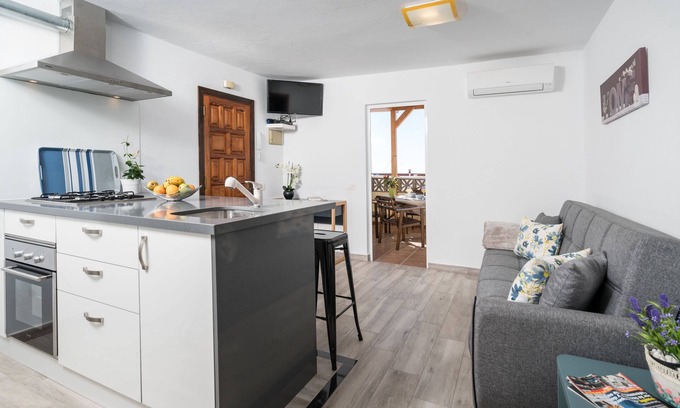 Las Zocas Apartment | Top-Rated ÁTICO Martín: Family-Friendly Holiday Home