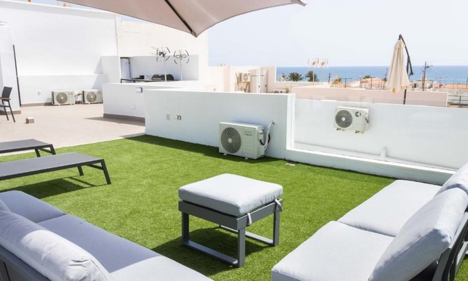Vista de los Angeles-Rumina Apartment | Modern Ático with Private Beach and Ocean View
