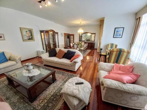 Castro Caldelas Apartment | Family-Friendly Ático Pilos: Ideal for Your Next Getaway