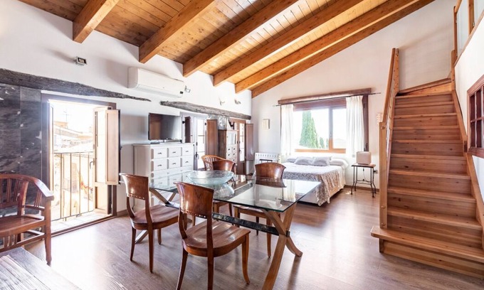 Adahuesca Apartment | Loft-Style Retreat with Hot Tub & Spa Amenities