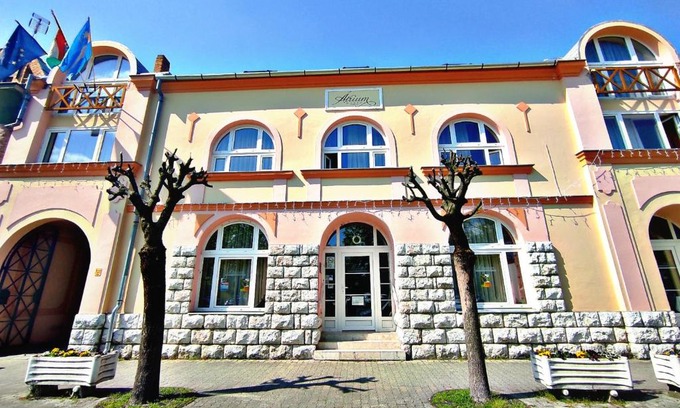 Harkany Hotel | Cozy Átrium Hotel Harkány: Family-Friendly with Hot Tub
