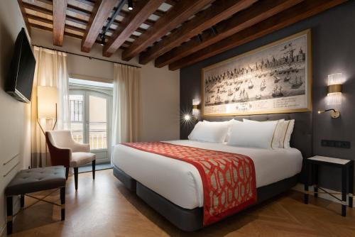 Old Town Hotel | Elegant Áurea Casa Palacio Sagasta with Hot Tub & Kids' Facilities
