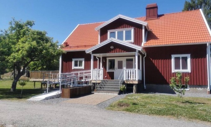 Sollebrunn Villa | Experience Comfort at Äppelgården with Pool and Breakfast